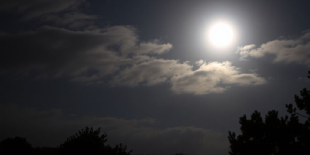 Voller Mond über einer friedlichen Landschaft